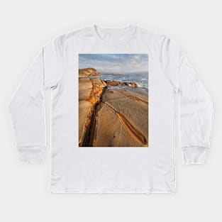 Lines in the rocks at Winney Bay on the NSW Central Coast Kids Long Sleeve T-Shirt